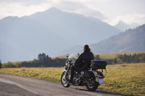 Widok Tyłu Rowerzysta Czarną Skórzaną Kurtkę Jazda Motocykli Cruiser Wzdłuż — Zdjęcie stockowe