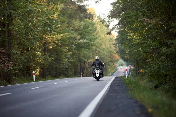 Arkadan Görünüşü Motosikletçi Siyah Deri Ceket Beyaz Kask Uzun Boylu — Stok fotoğraf