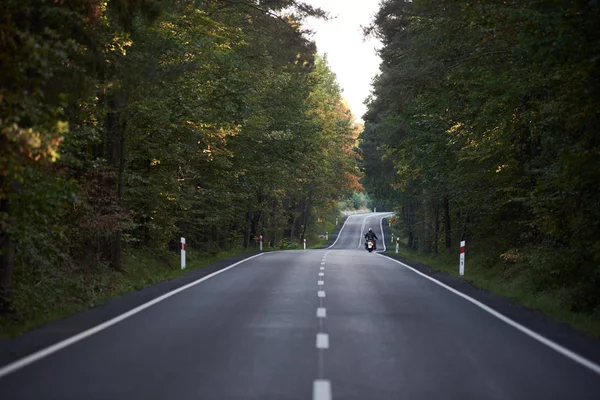 Vedere Din Spate Motociclistului Echitatie Motocicleta Lungul Drumului Deluros Intre — Fotografie, imagine de stoc