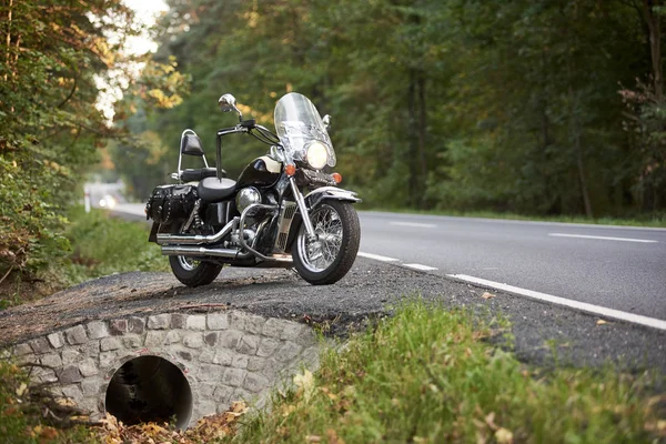 Svarta Blanka Kraftfull Motorcykel Parkerad Vägrenen Bakgrund Gröna Träd Solig — Stockfoto