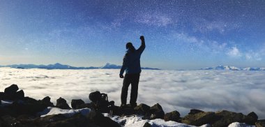 Arkadan görünüşü turizm uzun yürüyüşe çıkan kimse adam yükseltilmiş kol konumu olan kayalık tepede