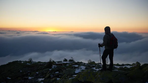 Visão Traseira Caminhante Turístico Com Mochila Paus Trekking Pico Montanha — Fotografia de Stock