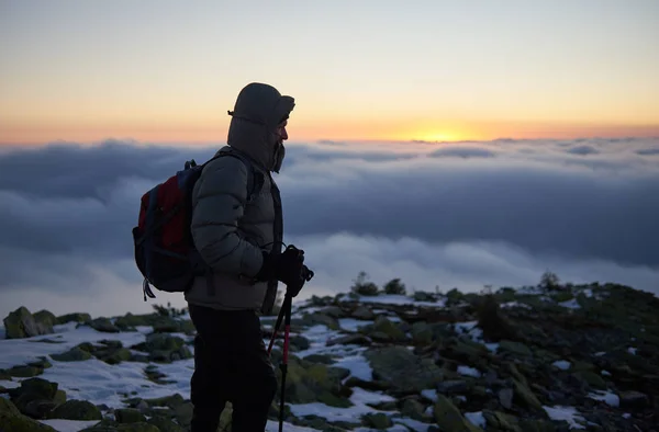 Caminhante Turístico Masculino Casaco Quente Com Mochila Postes Trekking Pico — Fotografia de Stock