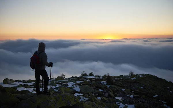 Visão Traseira Caminhante Turístico Com Mochila Paus Trekking Pico Montanha — Fotografia de Stock