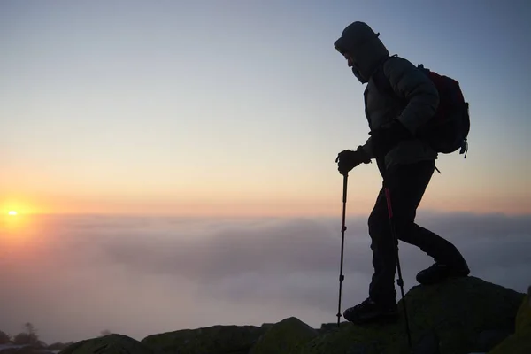 Silhueta Homem Caminhante Turístico Com Mochila Paus Trekking Pico Montanha — Fotografia de Stock