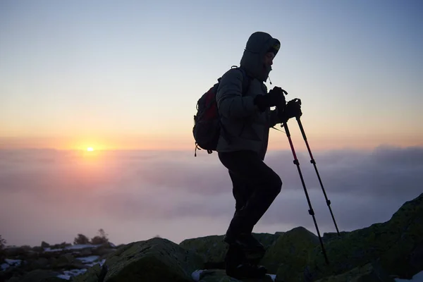 Silhueta Homem Caminhante Turístico Com Mochila Paus Trekking Pico Montanha — Fotografia de Stock