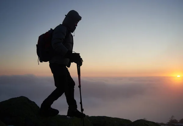 Silhueta Homem Caminhante Turístico Com Mochila Paus Trekking Pico Montanha — Fotografia de Stock