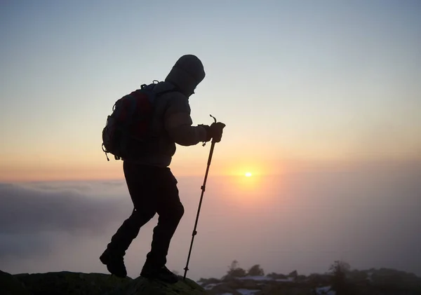 Silhueta Homem Caminhante Turístico Com Mochila Paus Trekking Pico Montanha — Fotografia de Stock