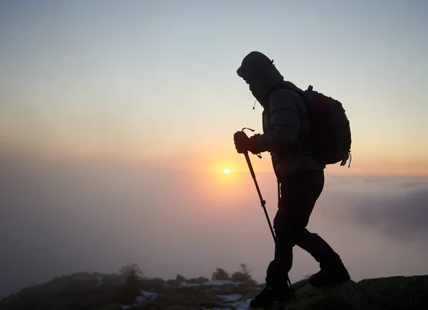 Silhueta Homem Caminhante Turístico Com Mochila Paus Trekking Pico Montanha — Fotografia de Stock