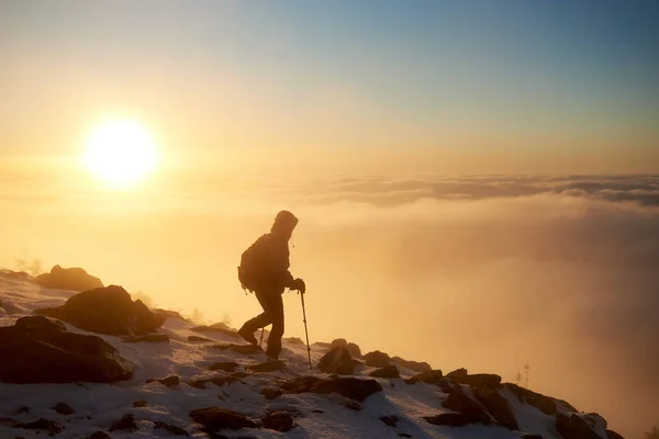 Туристический Турист Рюкзаком Взбирающийся Скалистый Крутой Склон Горы Покрытый Первым — стоковое фото
