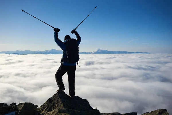 Vista Trasera Del Excursionista Turístico Con Mochila Bastones Trekking Pie — Foto de Stock