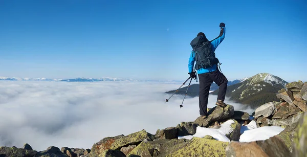 Rückansicht Eines Touristenwanderers Mit Rucksack Und Wanderstöcken Der Mit Erhobenem — Stockfoto