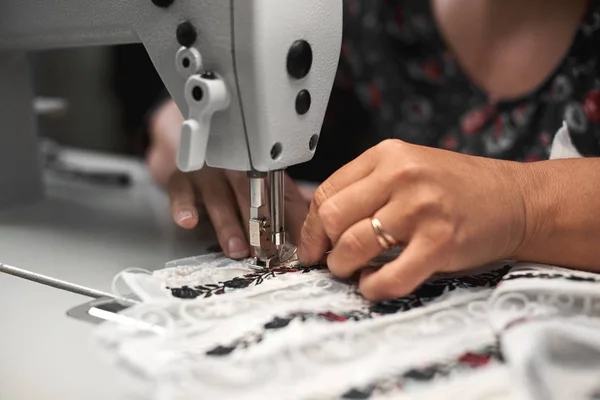 Nahaufnahme Von Näherinnen Die Einer Modernen Nähmaschine Arbeiten Und Weiße — Stockfoto