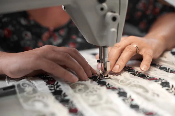 Close Costureiras Femininas Trabalhando Máquina Costura Moderna Conectando Detalhes Tecido — Fotografia de Stock