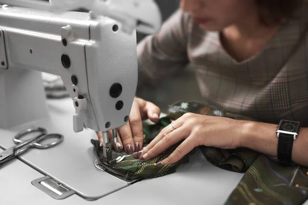 Costureira Mulher Trabalhando Moderna Máquina Costura Elétrica Conectando Detalhes Roupas — Fotografia de Stock