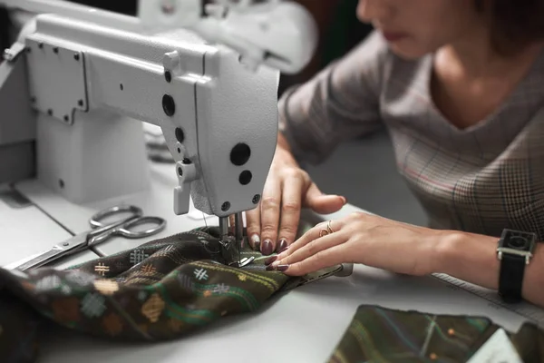 Costureira Feminina Trabalhando Moderna Máquina Costura Elétrica Conectando Detalhes Roupas — Fotografia de Stock