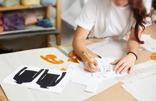 Рабочее Место Дизайнерской Студии Профессиональные Женщины Дизайнеры Делают Бумажные Узоры — стоковое фото