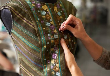 Kadın tasarımcı el moda ceket manken üzerinde uygun iğne ile yakın