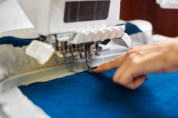 Close Mulher Que Trabalha Moderna Máquina Bordado Especialmente Projetado Computadorizado — Fotografia de Stock