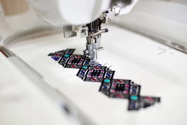 Close Sewing Machine Creating Colorful Abstract Geometrical Pattern White Fabric — Stock Photo, Image