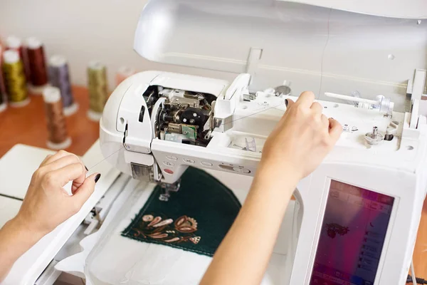 Close Mulheres Mãos Bem Cuidadas Trabalhando Máquina Costura — Fotografia de Stock