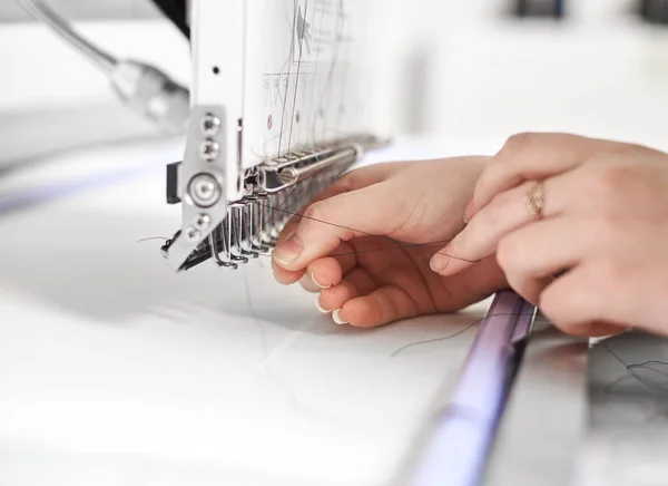 Nahaufnahme Von Frauenhänden Die Garn Moderner Stickmaschine Auf Hellem Verschwommenem — Stockfoto