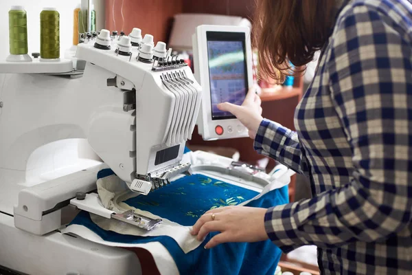 Close Woman Working Modern Computerized Specially Engineered Embroidery Machine — Stock Photo, Image