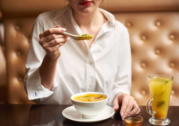 Vista Cortada Menina Comendo Saborosa Sopa Creme Laranja Restaurante Luxo — Fotografia de Stock