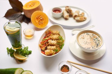 Tohumlar, tempura karides ve sebze yemek için hazır erişte çorbası yemekten, yakın çekim