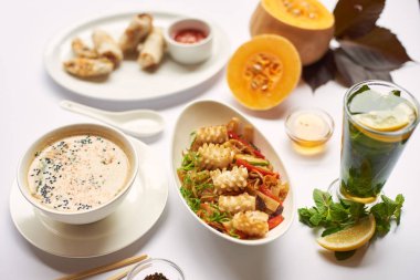 Tohumlar, tempura karides ve sebze yemek için hazır erişte çorbası yemekten, yakın çekim