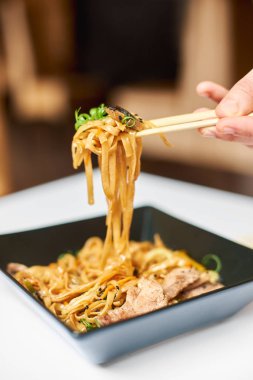 kare siyah beyaz tabak etli oryantal lüks restoranda lezzetli noodles ile Japon egzotik yemek yakın çekim