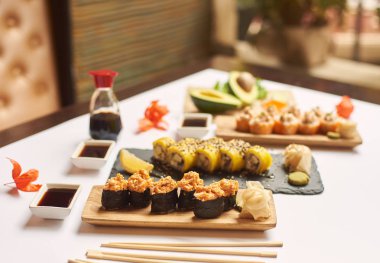 Soya sosu, wasabi ve Marine zencefil ile servis suşi rulo ayarla gurme.