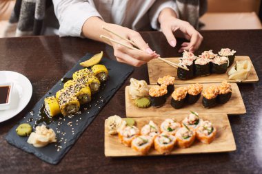 Wasabi ile geleneksel Japon yemek yeme gıda sopa ile kadın elinde yakın çekim