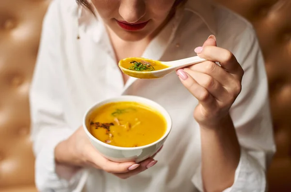 Vista Recortada Niña Comiendo Sabrosa Sopa Crema Naranja Restaurante Lujo —  Fotos de Stock