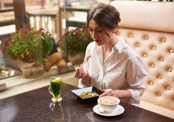 Mulher Desfrutando Almoço Incluindo Sopa Com Sementes Salada Quente Com — Fotografia de Stock