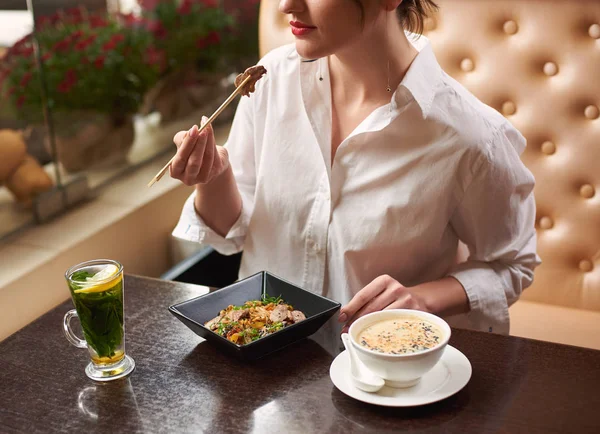 Kadının çorba tohumları ile de dahil olmak üzere yemek görünümünü kırpılmış, salata et ve limon nane çayı ile sıcak