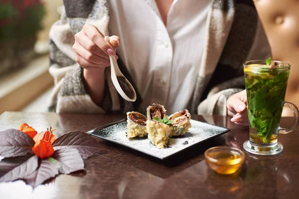 Nahaufnahme Von Mädchen Die Leckere Süße Sushi Rolle Mit Schokoladensauce — Stockfoto