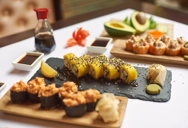 Primer Plano Delicioso Rollo Sushi Arroz Mariscos Caviar — Foto de Stock