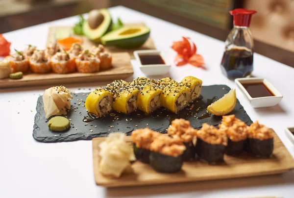 Primer Plano Delicioso Rollo Sushi Arroz Mariscos Caviar — Foto de Stock
