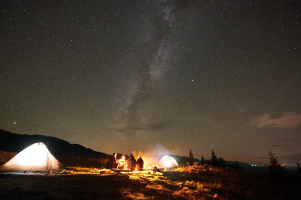 Группа Четырех Туристов Мужчин Женщин Отдыхающих Ночном Кемпинге Сжигании Костра — стоковое фото
