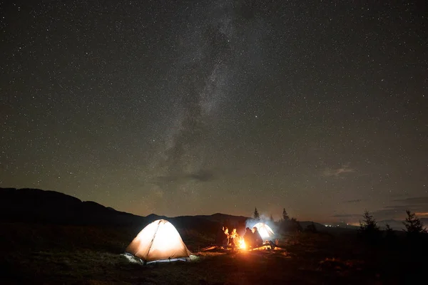 Groupe Quatre Touristes Hommes Femmes Ayant Repos Nuit Campant Brûlant — Photo