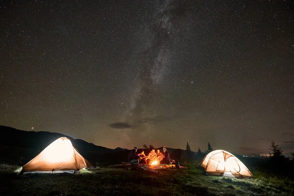 Compagnie Cinq Touristes Heureux Voyageurs Avec Guitare Hommes Femmes Assis — Photo