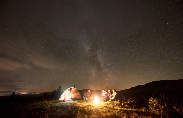 Compagnie Cinq Touristes Heureux Voyageurs Avec Guitare Hommes Femmes Assis — Photo