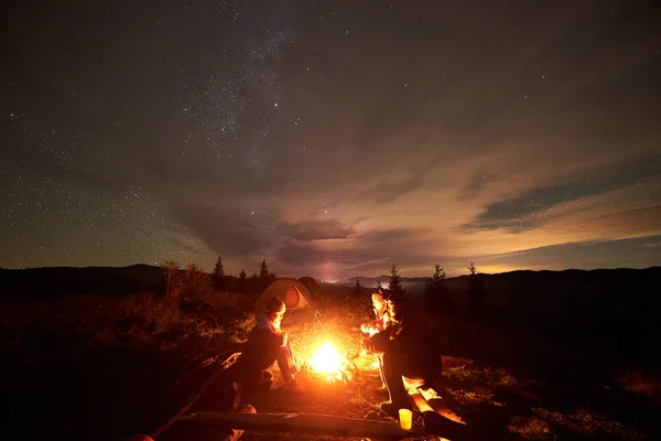 Compagnia Tre Turisti Viaggiatori Uomini Donne Seduti Accanto Fuoco Falò — Foto Stock