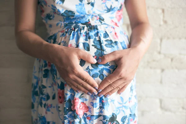 Zbliżenie Duży Brzuch Ciąży Kobieta Strój Zająca — Zdjęcie stockowe