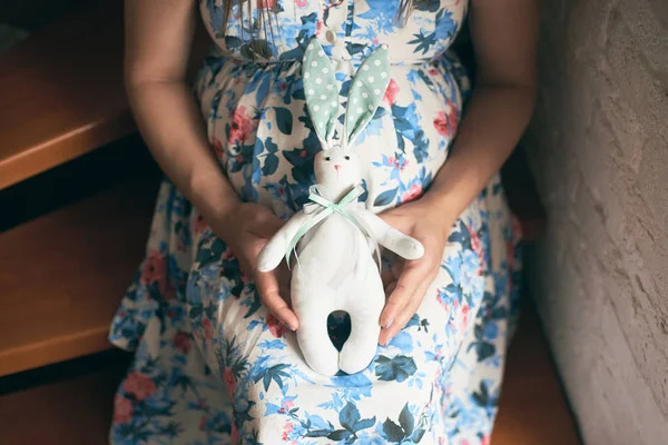 Terhes Anya Virágos Ruha Gazdaság Aranyos Játék Bunny Jövőben Gyermek — Stock Fotó