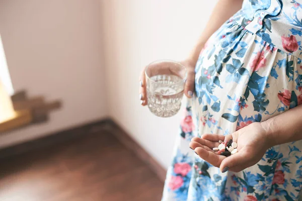 Närbild Händerna Gravid Kvinna Att Hålla Piller Och Glas Vatten — Stockfoto