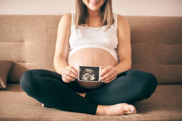 Gravid Kvinna Med Stor Mage Sitter Soffan Hemma Och Visar — Stockfoto