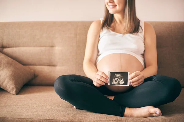 Gravid Kvinna Med Stor Mage Sitter Soffan Hemma Och Visar — Stockfoto
