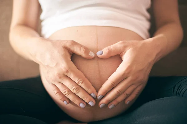 Mãos Femininas Mostrando Sinal Coração Perto Barriga Grande — Fotografia de Stock